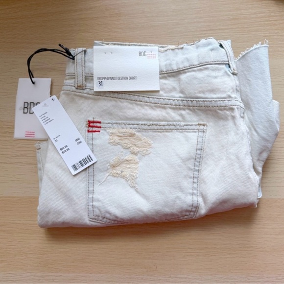 Urban Outfitters, BDG Dropped Waist Distressed Denim Short Light Blue, size 31 - Picture 7 of 7